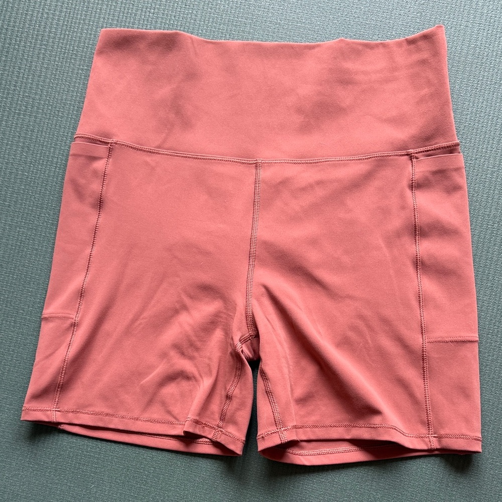 Vuori Studio Pocket Shorts — Rosewood, size M